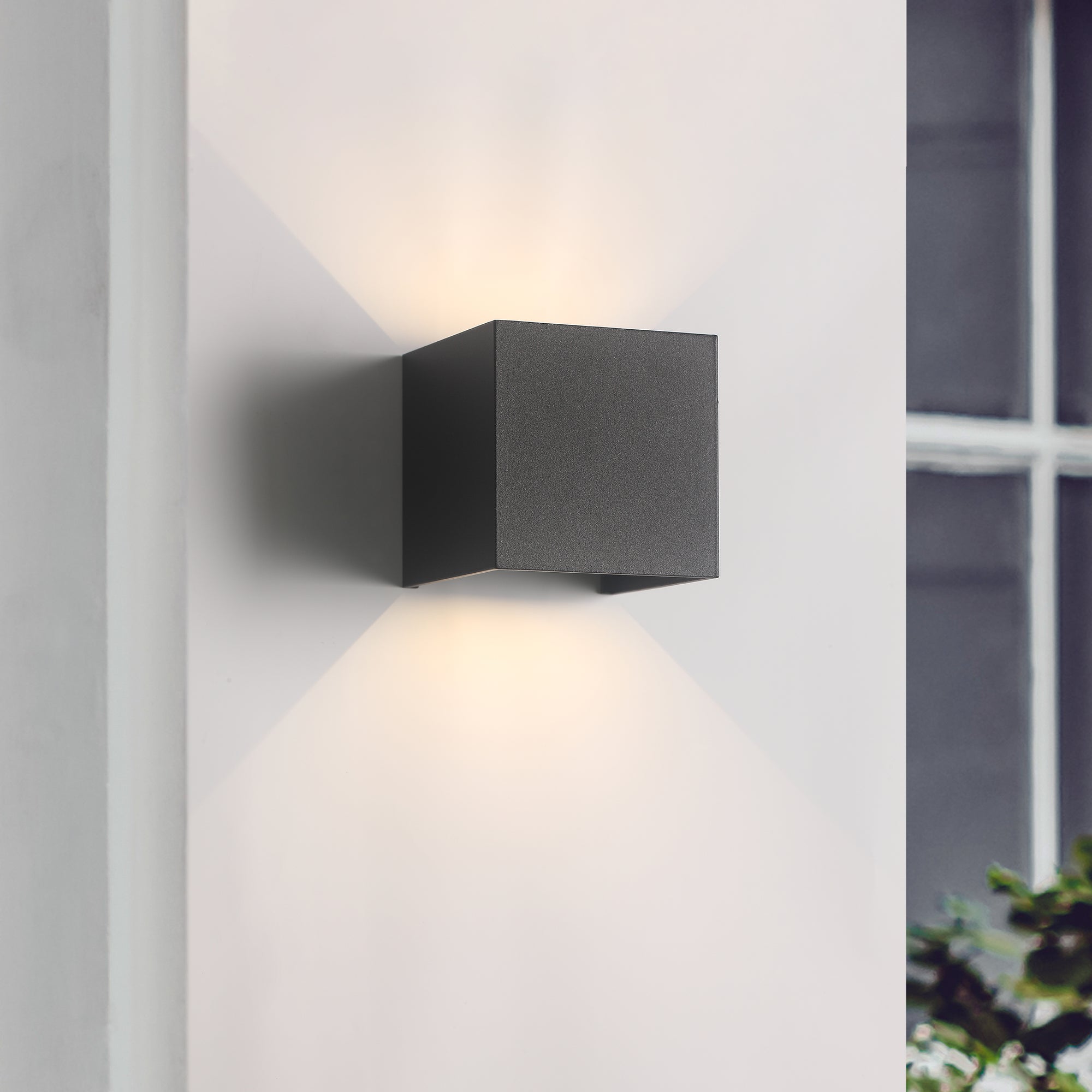 LED Væglampe 12W Udendørs Sort-Nordics Pro-OutletLamper.dk